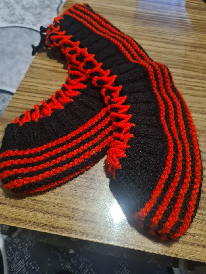 kırmızı siyah çizgili el örgüsü bayan uzun patik - Görsel 2