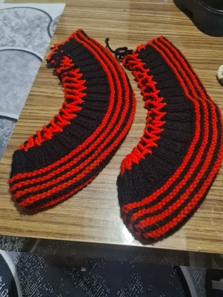 kırmızı siyah çizgili el örgüsü bayan uzun patik - Görsel 3