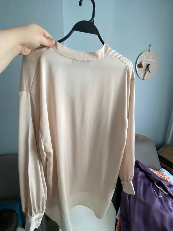 Bej Düğmeli V Yaka Kadın Gömlek - Görsel 3