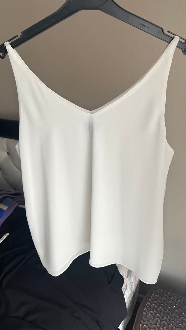 Beyaz V Yaka Kadın Atlet - Görsel 2