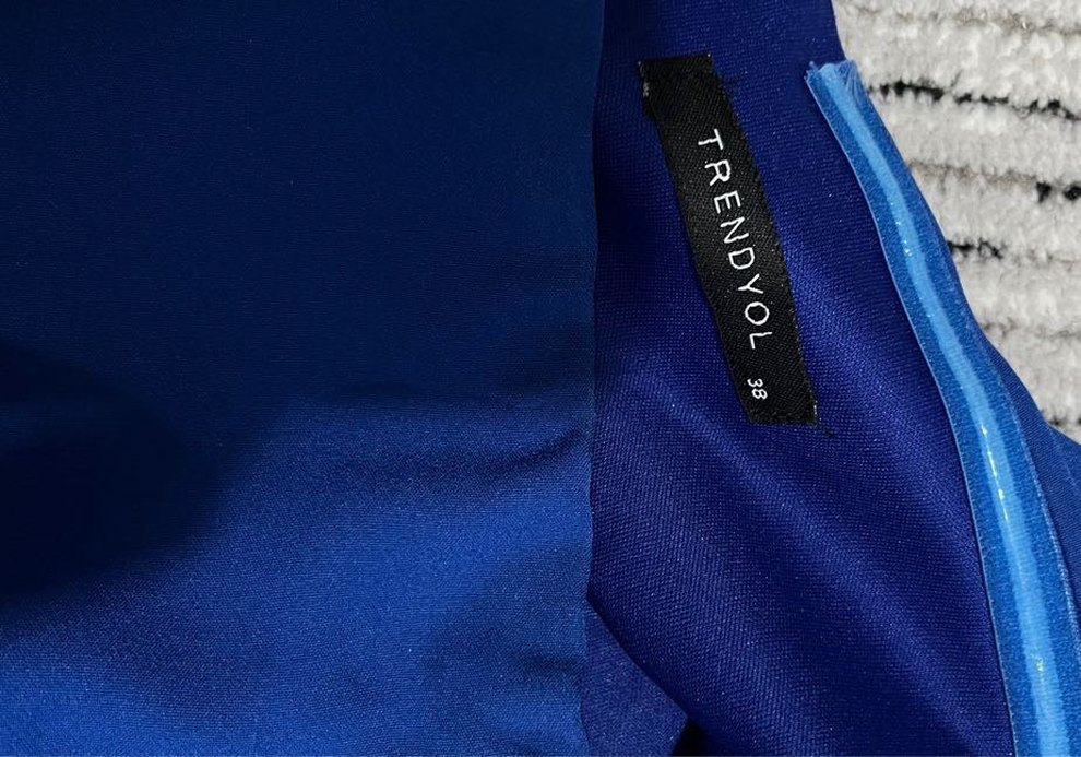 TRENDYOLMİLLA Saks Straplez Parlak Abiye Elbise - Görsel 4