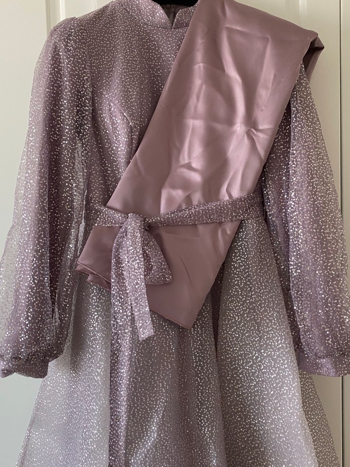 Tesettür Pullu Lila Abiye ve Uyumlu Saten Şal - Görsel 2