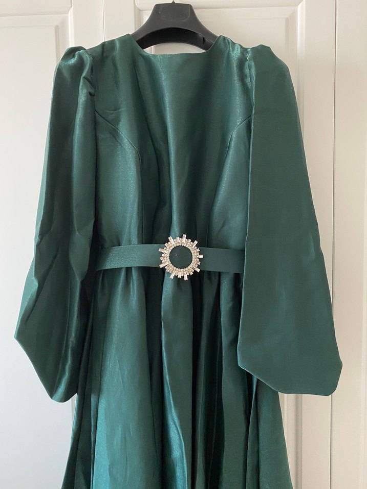 Tesettür Zümrüt Yeşili Abiye ve Uyumlu Saten Şal - Görsel 2