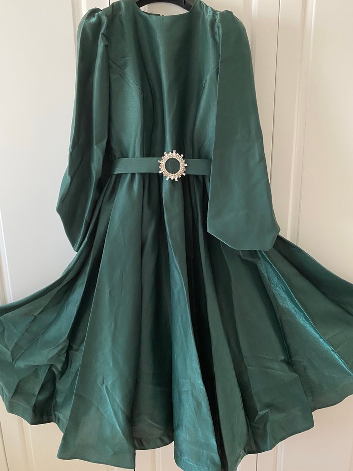 Tesettür Zümrüt Yeşili Abiye ve Uyumlu Saten Şal - Görsel 4