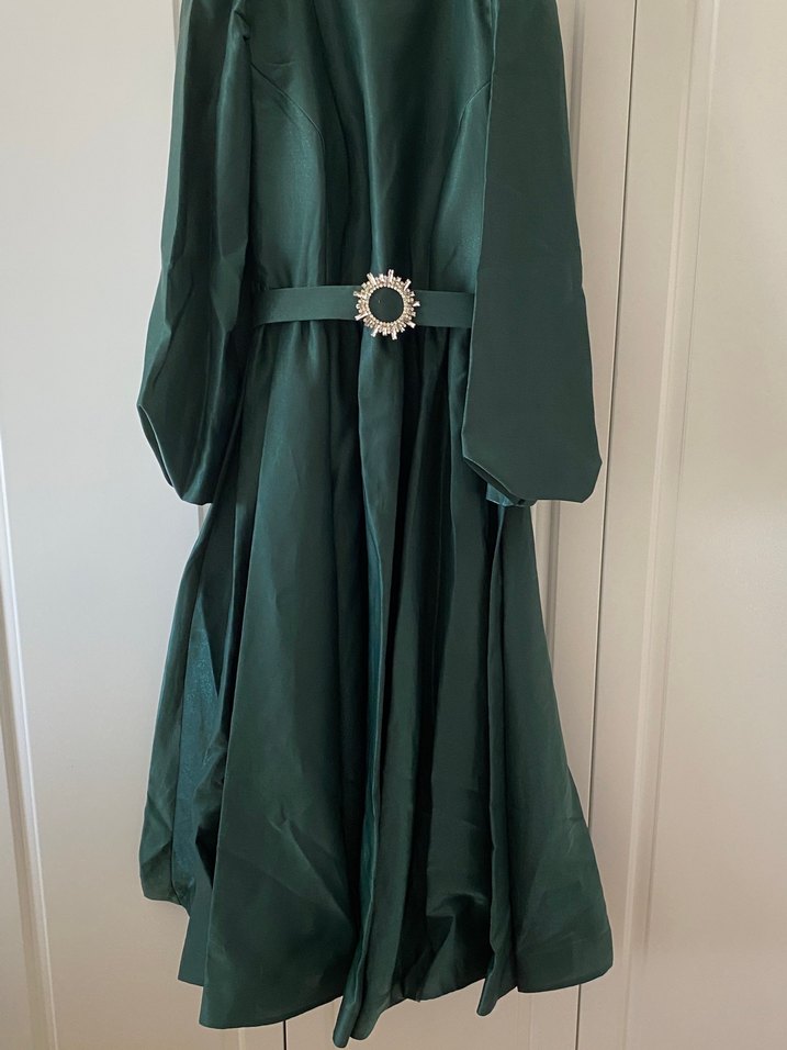 Tesettür Zümrüt Yeşili Abiye ve Uyumlu Saten Şal - Görsel 3