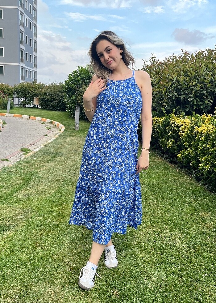 Mavi Çiçekli Askılı Elbise - Görsel 2