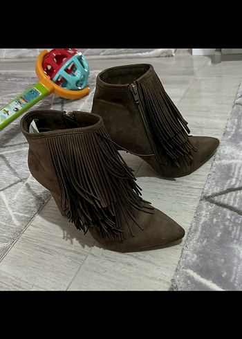 Püsküllü Kahverengi Süet Stiletto Bot