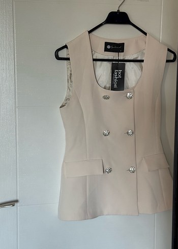 On Fashion Bej Mini Düğmeli Kolsuz Kadın Yelek