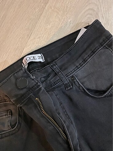 29 Beden siyah Renk Siyah Modern Paça Detaylı Pantolon