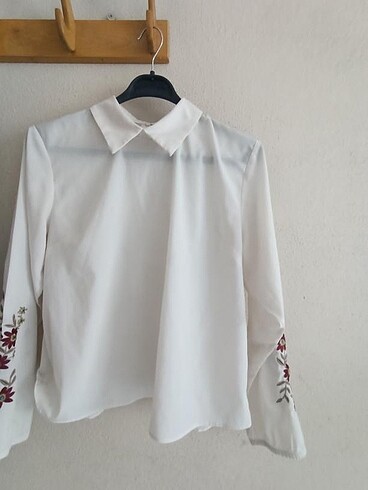 Kolları çiçekli gömlek