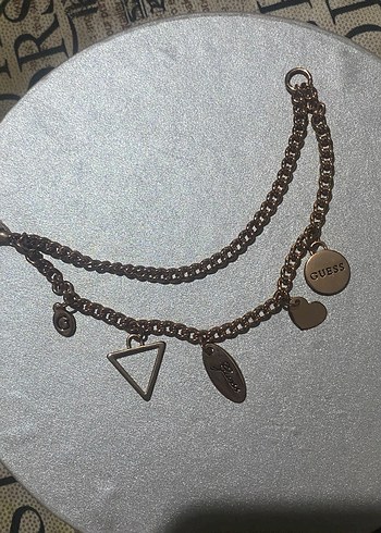  Beden Zincir Detaylı Altın Guess Kadın Bileklik