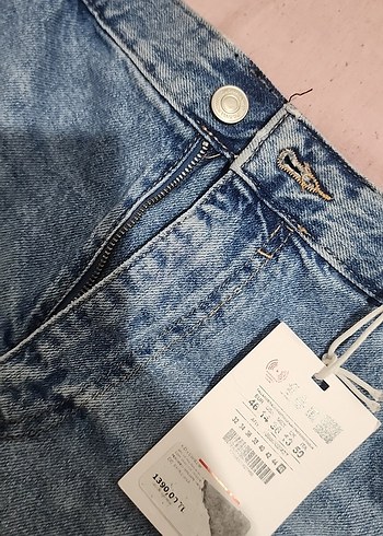 Kadın Mavi Yırtık Mini Denim Şort - Görsel 2