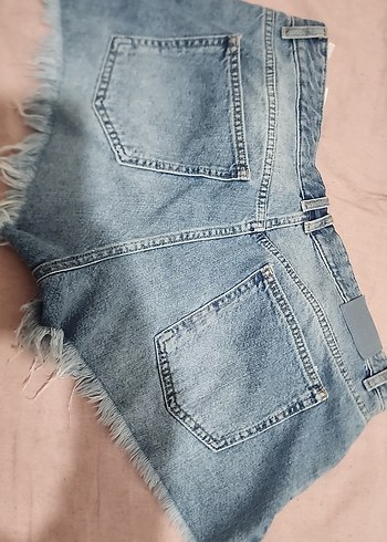 Kadın Mavi Yırtık Mini Denim Şort - Görsel 4