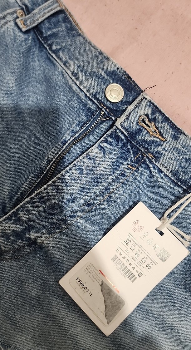 Kadın Mavi Yırtık Mini Denim Şort - Görsel 2