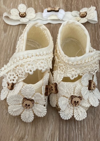 Kız Bebek Beyaz Dantel Nakışlı Örgü Ayakkabı ve Taç - Görsel 2