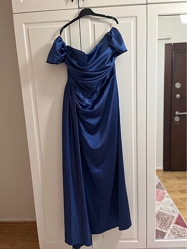Drape detaylı yırtmaçlı saten elbise