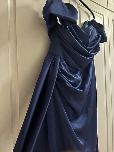 Diğer Drape detaylı yırtmaçlı saten elbise