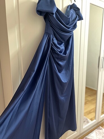 48 Beden Drape detaylı yırtmaçlı saten elbise