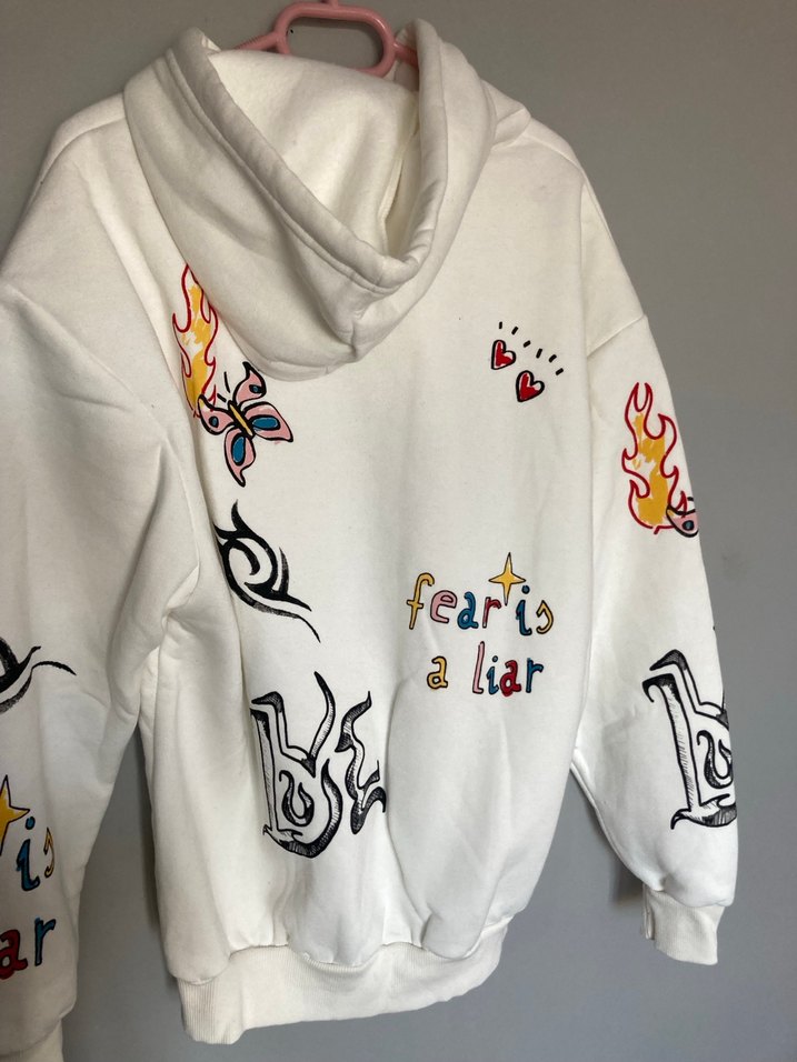 Baskılı Zincir Detaylı Beyaz Kapüşonlu Sweatshirt - Görsel 4