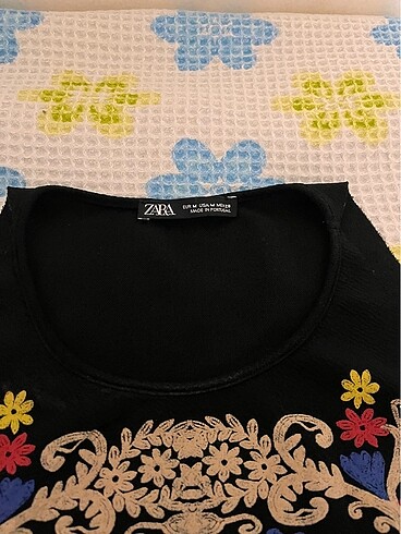 ZARA siyah üstüne renkli desenleri olan halter yaka şık bluz