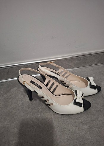 Siyah Beyaz Stiletto Topuklu Kadın Ayakkabı