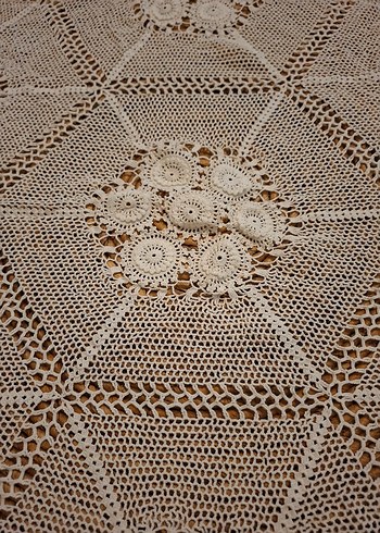 Klasik El Yapımı Yuvarlak Dantel Masa Örtüsü - Görsel 3