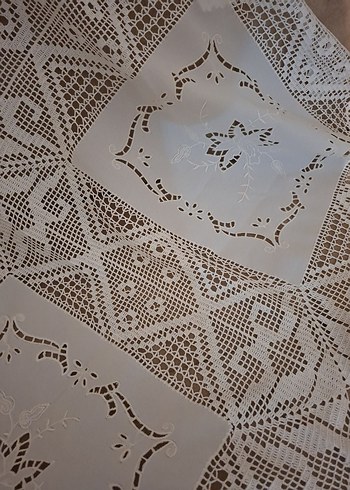 İşlemeli Beyaz Masa Örtüsü - Görsel 6