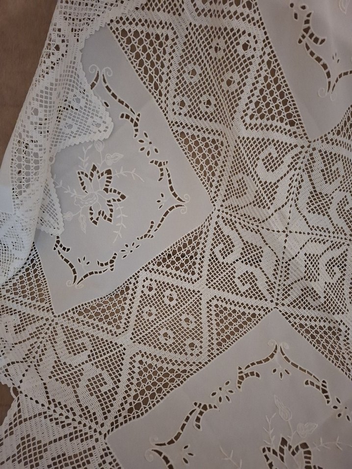İşlemeli Beyaz Masa Örtüsü - Görsel 3
