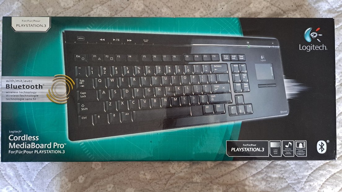 Logitech Y-X5A77 PlayStation 3 İçin Touchpad'li Bluetooth Klavye - Görsel 2