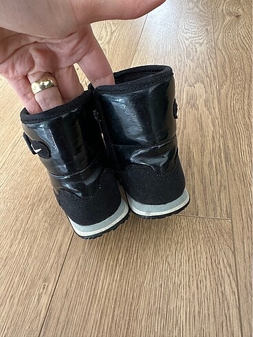 22 Beden siyah Renk Nike bot