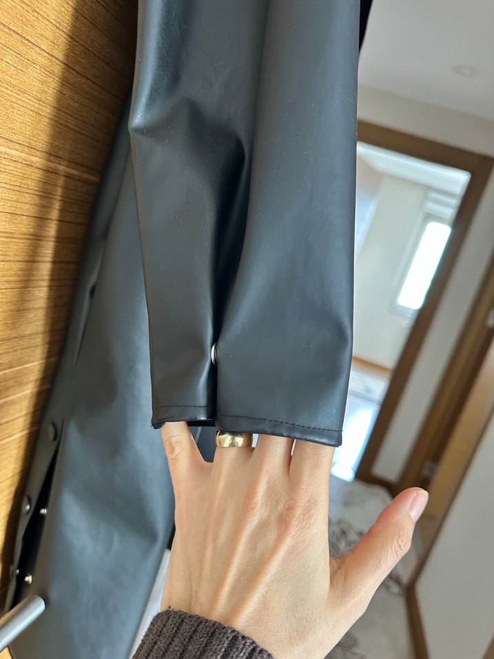 Siyah Uzun Kadın Yağmurluk - Görsel 4