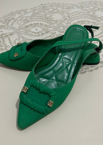 Yeşil Parlak Nakışlı Tokalı Stiletto
