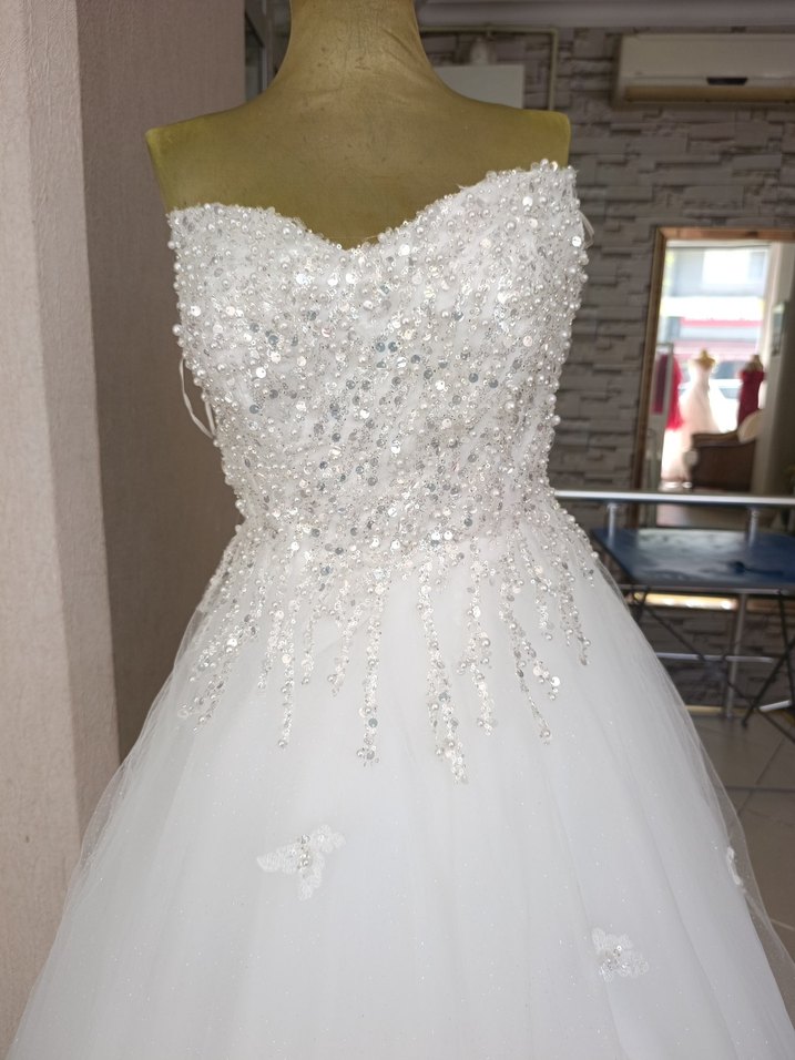 Straplez simli işlemeli gelinlik - Görsel 3