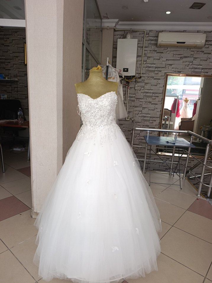 Straplez simli işlemeli gelinlik - Görsel 4