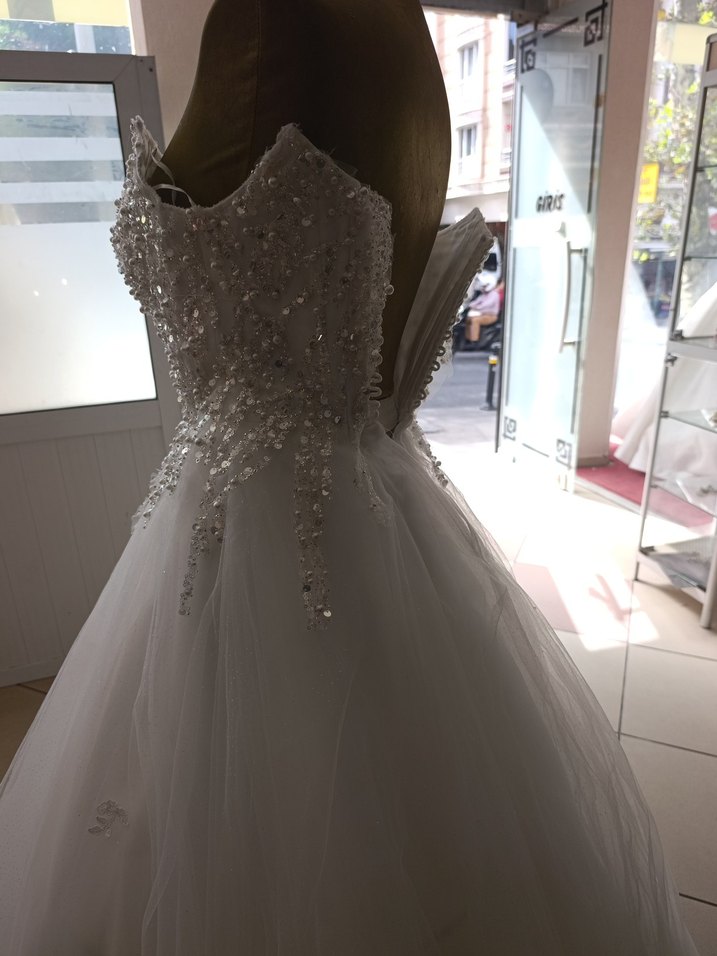 Straplez simli işlemeli gelinlik - Görsel 5