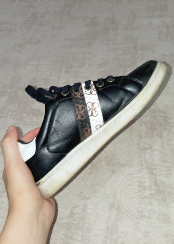 37 Beden Siyah Yılan Desenli Guess Kadın Spor Ayakkabı