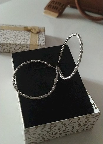 Diğer Zincir Detaylı Mini Desenli Halka Küpe