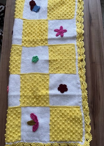 Renkli Nakışlı Sarı Örgü Çocuk Battaniyesi - Görsel 3