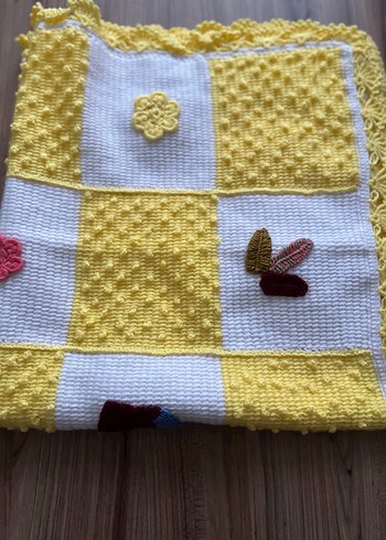 Renkli Nakışlı Sarı Örgü Çocuk Battaniyesi - Görsel 2