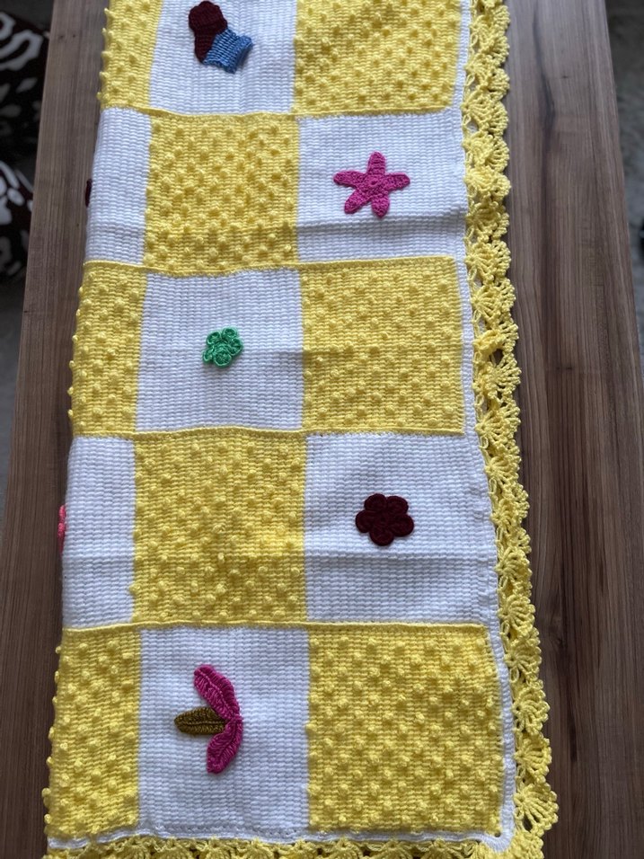 Renkli Nakışlı Sarı Örgü Çocuk Battaniyesi - Görsel 3