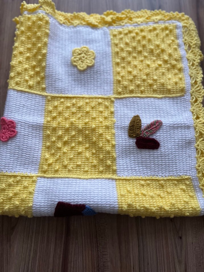 Renkli Nakışlı Sarı Örgü Çocuk Battaniyesi - Görsel 2