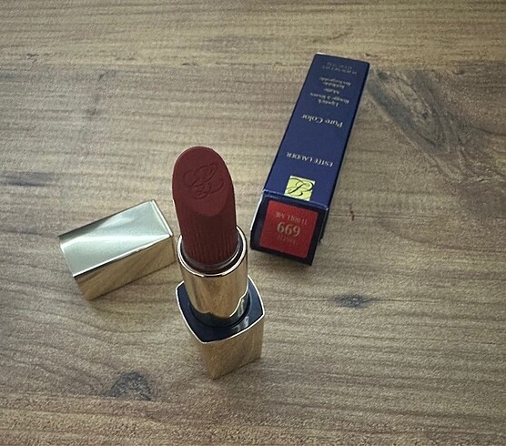  Beden kırmızı Renk Estee Lauder 699 matta ruj