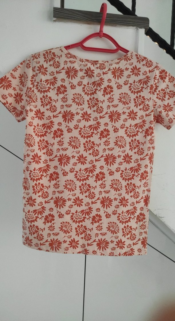 Kız çocuk Kırmızı Çiçek Desenli V Yaka Tişört - Görsel 2