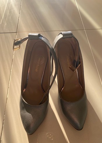 Gri Deri Stiletto Tokalı Kadın Topuklu Ayakkabı