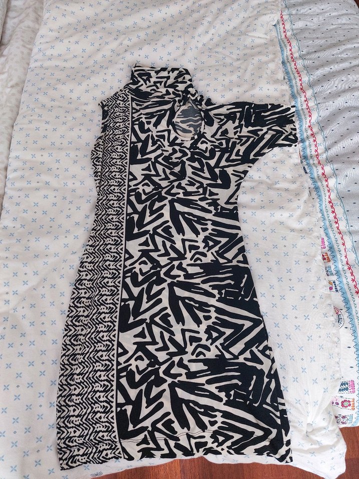 Modern Siyah-Beyaz Desenli Mini Elbise — görsel 2/7