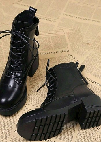 Siyah Bağcıklı Gotik Topuklu Kadın Bot