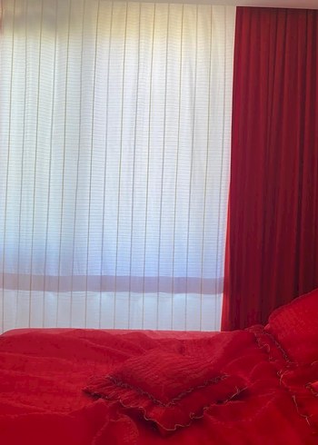 Diğer Nakışlı Parlak Kırmızı Yatak Örtüsü ve kırmızı perde