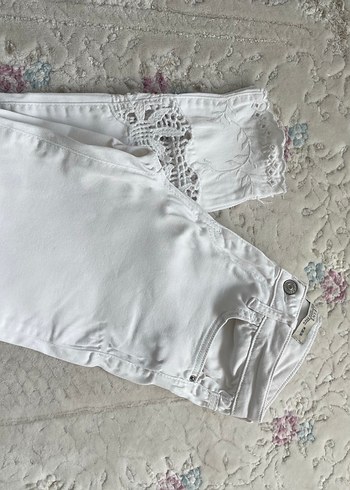 Düğmeli Beyaz Mini Kot Şort - Görsel 4