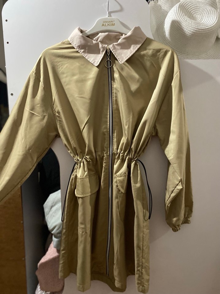 Bej Uzun Kuşaklı Kadın Yağmurluk - Görsel 2