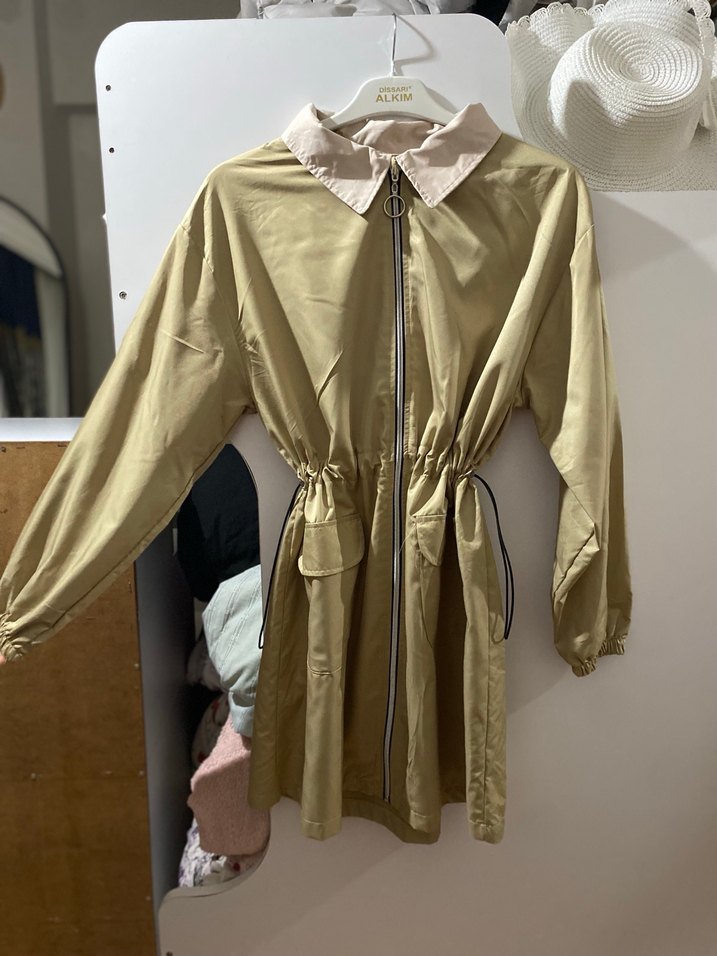 Bej Uzun Kuşaklı Kadın Yağmurluk - Görsel 3